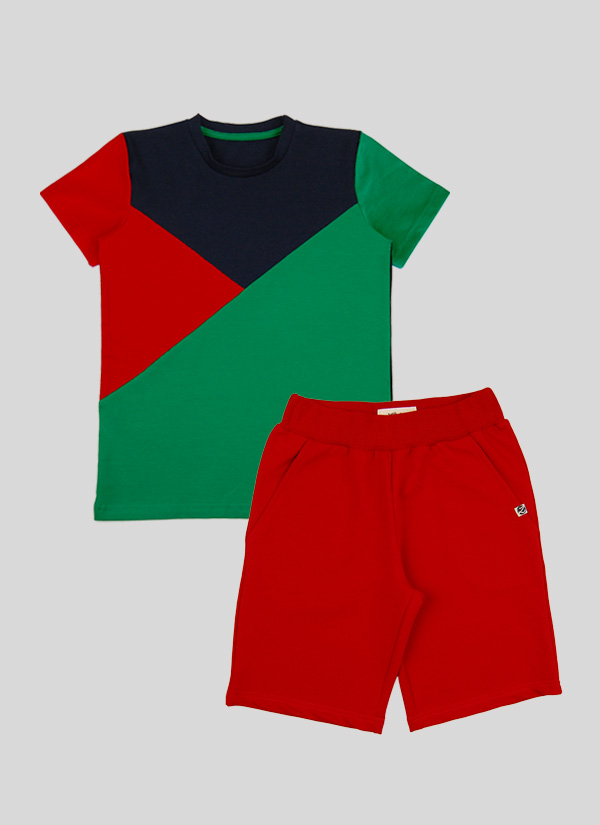 К-т цветна тениска и къс панталон се състои от тениска, на която предницата е разделена на три цветни блока в тъмно син, бг зелен и червен и класически къс панталон в червен цвят, Момчета 4 - 12 години, Zinc