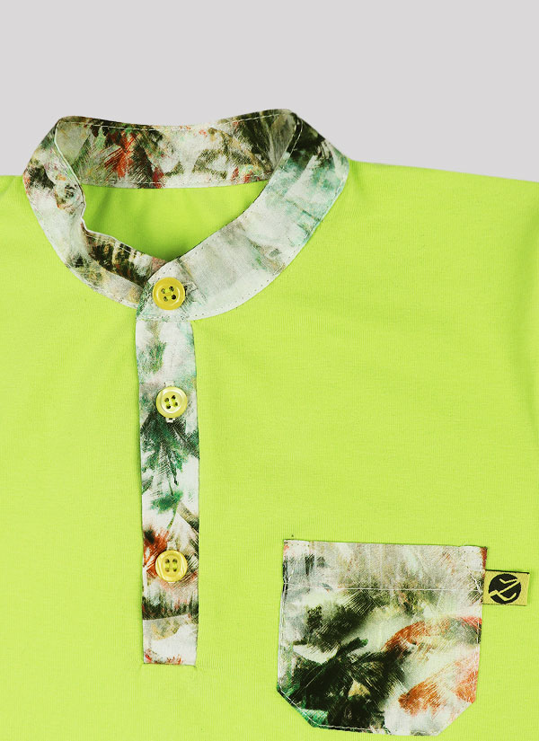 Риза с цветен джоб е със столче яка и джоб от плат с принт на тропически растения. Основният цвят на ризата е жълто-зелен цвят, снимка отблизо Момчета 2 - 12 години, Zinc