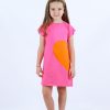 Рокля "Сърце" е изчистен модел тип тениска с къси ръкави в цвят светла малина и голямо сърце отстрани в цвят портокал, снимка с модел, Момичета 5 - 12 години, Zinc