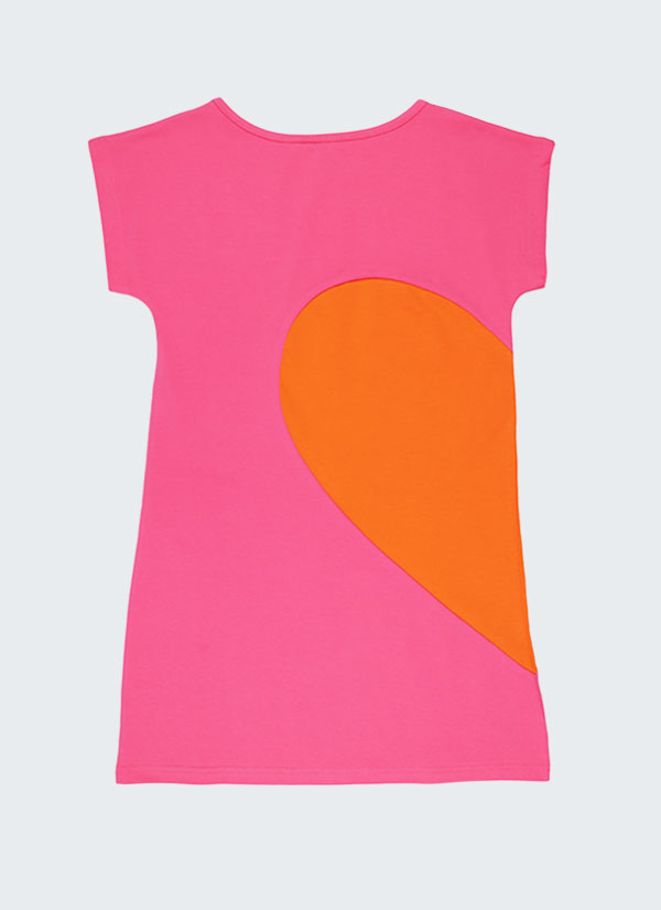 Рокля "Сърце" е изчистен модел тип тениска с къси ръкави в цвят светла малина и голямо сърце отстрани в цвят портокал, Момичета 5 - 12 години, Zinc