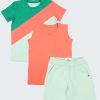 Цветен комплект "Лято" се състои от тениска с разделена предна част на три цветни блока в млечна мента, корал и бг зелен, тениска без ръкави с джоб в цвят корал и класически къс панталон в цвят млечна мента, Момчета 4 - 12 години, Zinc