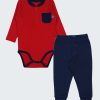 К-т боди-риза с дълъг ръкав и панталон се състои от спортен модел боди-риза в червен цвят и панталон с две копчета отпред в син цвят, Бебе момче 0 - 2 години, Zinc