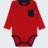 К-т боди-риза с дълъг ръкав и панталон се състои от спортен модел боди-риза в червен цвят и панталон с две копчета отпред в син цвят, снимка боди Бебе момче 0 - 2 години, Zinc
