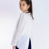 Риза с отворен гръб и клин-панталон е комплект от свободен модел бяла риза с отворен гръб в и класически клин-панталон в тъмно син цвят, снимка с модел, Момичета 6 - 12 години, Zinc