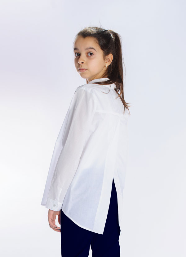 Риза с отворен гръб и клин-панталон е комплект от свободен модел бяла риза с отворен гръб в и класически клин-панталон в тъмно син цвят, снимка с модел, Момичета 6 - 12 години, Zinc