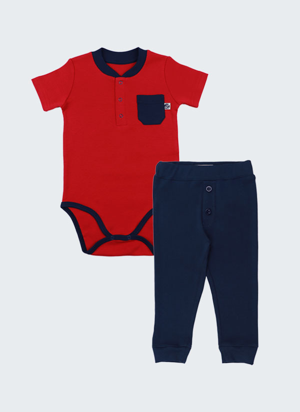 К-т спортна боди-риза и панталон с копчета се състои от боди-риза с джоб с къс ръкав в червен цвят и панталон с копчета и маншети на крачолите в син цвят, Бебе момче 0 - 2 години, Zinc