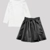Блуза с къдри и пола от изкуствена кожа е комплект от блуза с две къдри отпред, които минават и на гърба в бял цвят плюс пола от перфорирана изкуствена кожа в черен цвят, Момичета 2 - 10 години, Zinc