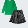 Блуза с къдри и пола от изкуствена кожа е комплект от блуза с две къдри отпред, които минават и на гърба в бг зелен цвят плюс пола от перфорирана изкуствена кожа в черен цвят, Момичета 2 - 10 години, Zinc