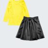 Блуза с къдри и пола от изкуствена кожа е комплект от блуза с две къдри отпред, които минават и на гърба в жълт цвят плюс пола от перфорирана изкуствена кожа в черен цвят, Момичета 2 - 10 години, Zinc