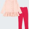 Блуза с копчета и къдри и клин-панталон е комплект от елегантен модел блуза с имитация на закопчаване отпред плюс къдри и набран волан на талията в цвят пудра в комбинация с класически клин-панталон от меко трико в цвят тъмна малина, Момичета 2 - 12 години, Zinc