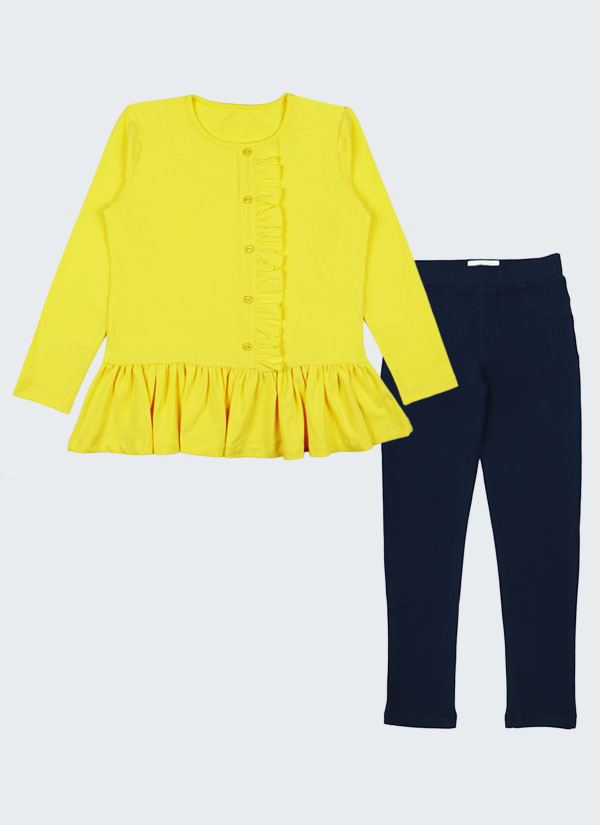 Блуза с копчета и къдри и клин-панталон е комплект от елегантен модел блуза с имитация на закопчаване отпред плюс къдри и набран волан на талията в жълт цвят в комбинация с класически клин-панталон от меко трико в тъмно син цвят, Момичета 2 - 12 години, Zinc