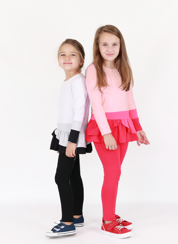 К-т асиметрична блуза и клин е комбинация от асиметрична блуза в три цвята - розов, светла малина и тъмна малина с набран волан на талията плюс класически клин от меко трико в цвят тъмна малина, снимки с модели, Момичета 2 - 10 г. Zinc