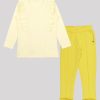 К-т блуза с къдри и панталон с ръбове се състои от вталена блуза с къдри отпред и нежен принт на цветя в цвят шампанско и панталон с ръб с два странични джоба и обърнат подгъв на крачолите в патешко жълт цвят, Момичета 1 - 5 години, Zinc