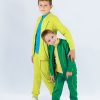 К-т суитшърт и долнище с кант е комплект от класически суитшърт и долнище с два странични джоба в бг зелен цвят и кант в неонов цвят, снимка с деца, Момчета 5 - 12 години, Zinc