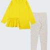 К-т блуза и клин от меко трико е комбинация от асиметрична блуза, леко удължена от лявата страна и набран волан отдясно в жълт цвят плюс класически клин от меко трико в цвят бежов меланж, Момичета 2 - 12 години, Zinc