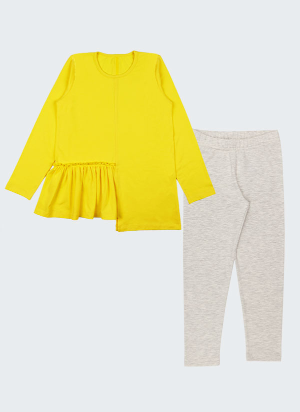 К-т блуза и клин от меко трико е комбинация от асиметрична блуза, леко удължена от лявата страна и набран волан отдясно в жълт цвят плюс класически клин от меко трико в цвят бежов меланж, Момичета 2 - 12 години, Zinc