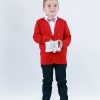 Елегантен комплект от 4-ри части включва класическо сако с два скрити джоба в червен цвят, бяла изчистена риза с малък джоб, класически панталон в тъмно син цвят и папийонка на каре, снимка с модел, Момчета 5 - 10 години, Zinc