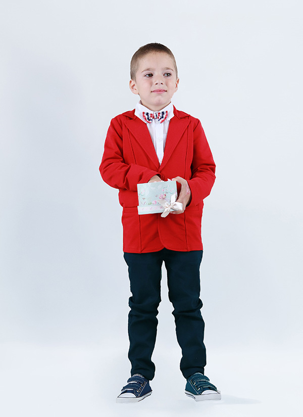 Елегантен комплект от 4-ри части включва класическо сако с два скрити джоба в червен цвят, бяла изчистена риза с малък джоб, класически панталон в тъмно син цвят и папийонка на каре, снимка с модел, Момчета 5 - 10 години, Zinc
