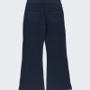 Клин-панталон с клоширани крачоли е класически клин-панталон с имитация на джобове отпред и два джоба отзад с разширяващи се от коляното крачоли с малка цепка от едната страна в тъмно син цвят, снимка в гръб, Момичета 6 - 13 години, Zinc