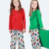 Пижама в червено и зелено се състои от блуза с дълъг ръкав и къдри под деколтето в червен цвят и свободен панталон с ластик на талията и подгъв на крачолите в цвят бг зелен, снимки с модели, Момичета 2 - 12 години, Zinc