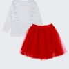 Блуза с къдри и пола с тюл е комплект от блуза с две къдри отпред, които минават и на гърба в бял цвят плюс разкроена пола от два пласта долен от памучно трико и горен от тюл в червен цвят, Момичета 2 - 10 години, Zinc