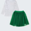 Блуза с къдри и пола с тюл е комплект от блуза с две къдри отпред, които минават и на гърба в бял цвят плюс разкроена пола от два пласта долен от памучно трико и горен от тюл в зелен цвят, Момичета 2 - 10 години, Zinc
