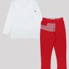К-т блуза и панталон "Цветни джобове" се състои от изчистена блуза с малък джоб в бял цвят и панталон с ластик на талията и подгъв на крачола с цветни преден и заден джоб и шлиц в червен цвят, Момчета 2 - 6 години, Zinc