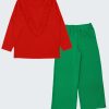 Пижама в червено и зелено се състои от блуза с дълъг ръкав и къдри под деколтето в червен цвят и свободен панталон с ластик на талията и подгъв на крачолите в цвят бг зелен, Момичета 2 - 12 години, Zinc