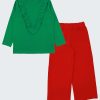 Пижама в червено и зелено се състои от блуза с дълъг ръкав и къдри под деколтето в бг зелен цвят и свободен панталон с ластик на талията и подгъв на крачолите в червен цвят, Момичета 2 - 12 години, Zinc