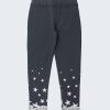 Клин-панталон с принт на звезди е класически клин-панталон с имитация на джобове отпред и реални задни джобове. Моделът е с принт на звезди на крачолите в тъмно син цвят, Момичета 2 - 5 години, Zinc