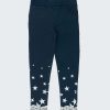 Клин-панталон с принт на звезди е класически клин-панталон с имитация на джобове отпред и реални задни джобове. Моделът е с принт на звезди на крачолите в тъмно син цвят, Момичета 2 - 5 години, Zinc