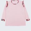 Пижама с каре се състои от две части - блуза с дълъг ръкав, подгъв на талията и маншети от каре в розов цвят и малки къдри на рамото, заедно с изчистено долнище с ластик на талията и маншет на крачолите на розово каре, снимка блуза, Момичета 5 - 12 години, Zinc