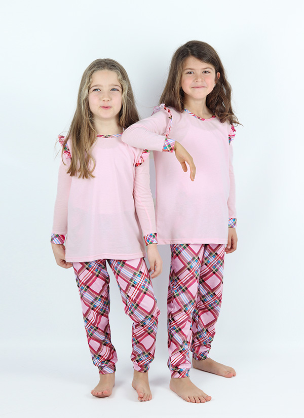 Пижама с каре се състои от две части - блуза с дълъг ръкав, подгъв на талията и маншети от каре в розов цвят и малки къдри на рамото, заедно с изчистено долнище с ластик на талията и маншет на крачолите на розово каре, Момичета 5 - 12 години, Zinc