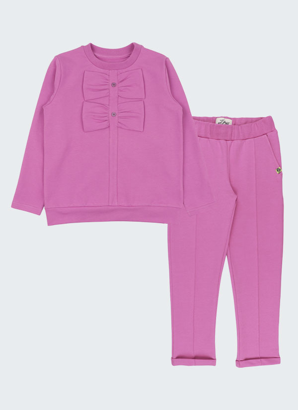 Спортно-елегантен комплект е от блуза с подгъв на ръкавите и колан на талията, предната част е разделена с декоративна лента на която има пришити копчета и панделки, и панталон с ръб, с ластик на талията и обърнат подгъв на крачолите, цвят на комплекта лилав, Момичета 2 - 12 г. Zinc