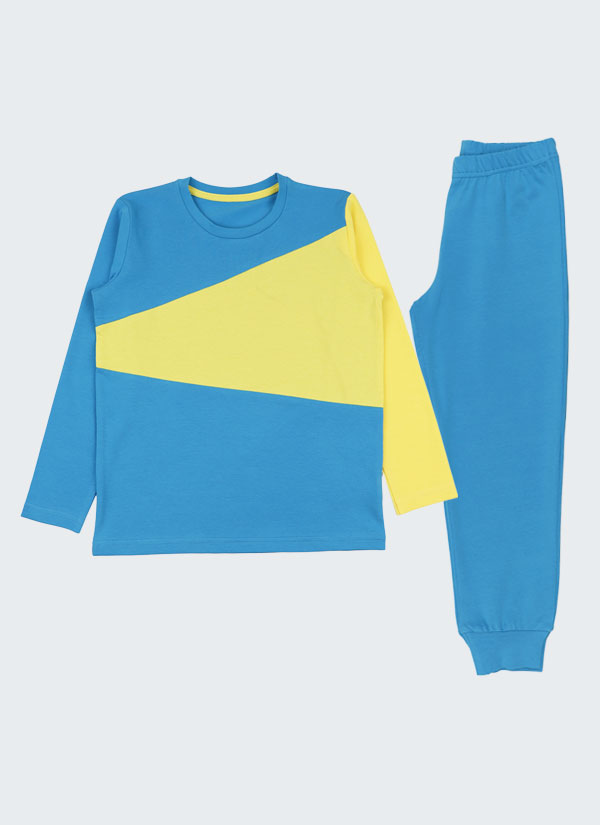 Цветна пижама е комплект от блуза с дълги ръкави и блокове в 2 цвята - син и жълт. Моделът на блузата е асиметричен. Долнището е изчистено и е в син цвят, Момчета 2 - 12 години, Zinc