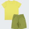 К-т класическа тениска и къс панталон е от изчистена класическа тениска в жълт цвят и къс панталон с два странични джоба и ластик на талията в цвя каки, Момчета 2 - 12 години, Zinc