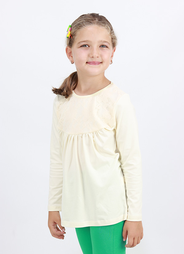 Блуза с дантела е изчистен модел в цвят екрю, при който предната част е разделена на две - в горната половина има нежна дантела, а долната е с лек набор, Момичета 3 - 10 години, Zinc