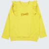 Блуза с къдри и панделка е класически модел с подгъв на ръкавите и маншет на талията. От средата на гърба към предната част минават къдри на раменете и прикачена панделка от сатен отпред. Блузата е в патешко жълт цвят, Момичета 3 - 7 години, Zinc