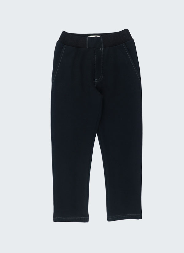 Долнище като панталон е със силуета на класическо долнище с ластик на талията но с подгъв на крачолите, два странични джоба и два задни джоба с цветни тегели. Отпред има имитация на шлиц. Долнището като панталон е в черен цвят. Момчета 2 - 12 години, Zinc