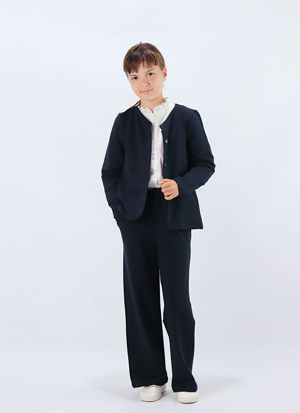 К-т сако с панделка, риза и панталон се състои от изчистено тъмно синьо сако закопчаващо се с копчета, класическа бяла риза с къдри на яката и ръкавите и панталон с ластик на талията в тъмно син цвят. Сакото е с набрана платка и красива панделка на гърба. Момичета 4 - 12 години, Zinc
