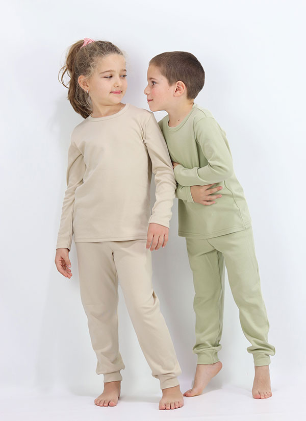 Мека класическа пижама е от две части - класическа изчистена блуза с подгъв на ръкавите и талията и изчистено долнище с маншети на крачолите и ластик на талията. Цвят на комплекта: светло зелен, Деца 4 - 10 години, Zinc