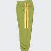 Асиметричен комплект с ленти се състои от суитшърт с ленти на ръкавите и джоб кенгуру и долнище с класически силует и ленти отстрани на крачолите. Комплектът е в цвят каки с ленти в неон зелен и оранжев цвят, Момчета 5 - 10 години, Zinc