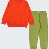 Блуза и долнище от лека вата е комплект съставен от изчистен, минималистичен суитшърт в оранжев цвят и класическо долнище в цвят каки, Момчета 2 - 12 години, Zinc