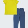 Тениска с джоб + тънко долнище е тънък комплект за лятото, който се състои от блуза с джоб в силно жълт цвят и долнище като панталон с два италиански джоба и подгъв на крачолите в цвят джинс, Момчета 2 - 5 години, Zinc