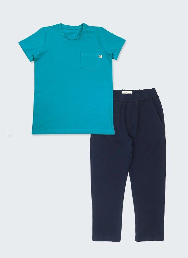Тениска с джоб + тънко долнище е тънък комплект за лятото, който се състои от блуза с джоб в цвят тъмен петрол и долнище като панталон с два италиански джоба и подгъв на крачолите в тъмно син цвят, Момчета 2 - 5 години, Zinc
