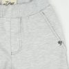 Къс панталон със задни джобове в цвят бял меланж имитира текстилен панталон с шлиц отпред, два италиански джоба отстрани и два задни джоба, Момчета 2 - 10 години, Zinc (отпред, отблизо)