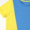 Комплект с цветни платки се състои от тениска в цвят аква с вертикални платки в ярко жълт цвят и къс панталон с класически силует в цвят аква и цветни платки в ярко жълт цвят разположени аналогично на тениската, Момчета 2 - 10 години, Zinc (тениска отблизо)