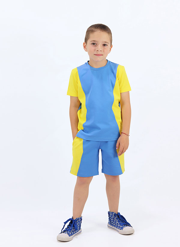 Комплект с цветни платки се състои от тениска в цвят аква с вертикални платки в ярко жълт цвят и къс панталон с класически силует в цвят аква и цветни платки в ярко жълт цвят разположени аналогично на тениската, Момчета 2 - 10 години, Zinc