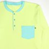 Мъжка пижама с джоб е комплект от две части - блуза в жълто-зелен цвят с шлиц с копчета при врата и джоб в цвят мента. Долнището е в цвят мента - класически свободен модел с маншети при глезена, Мъже, S - XL, Zinc (горнище, отблизо)