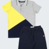 Спортна риза и къс панталон е комплект, който се състои от риза от трико в сив меланж с цветни платки по диагонал в звънливо жълт цвят и тъмно синьо и класически къс панталон в тъмно син цвят, Момчета 2 - 5 години, Zinc